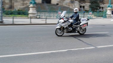 Bükreş, Romanya - 16 Mart 2019: Romen polisi Bükreş'te motosikletsürüyor (hareket bulanıklığı).