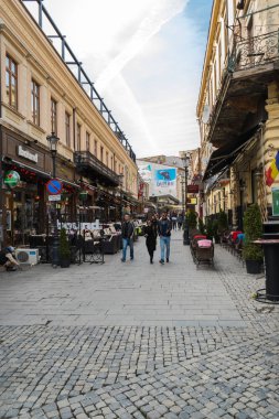 Bükreş, Romanya - 16 Mart 2019: Bükreş'in Eski Kent bölgesinde Lipscani caddesinde yürüyüş keyfi olan turistler, Romanya.