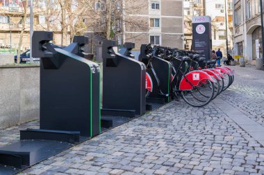 Bükreş, Romanya - 16 Mart 2019: Bükreş'in Eski Şehir bölgesinde Self-servis Bisiklet Park Kontrol Sistemi, Romanya.