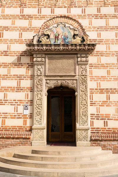 Bucarest, Rumania - 16 de marzo de 2019: entrada a la iglesia "Sfantul Antonie Curtea Veche" situada en el casco antiguo de Bucarest, Rumania . — Foto de Stock