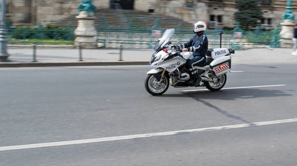 Bukarest, Románia-március 16, 2019: román rendőrség offiter túrák motorkerékpár (motion blur) Bukarestben, Romániában. — Stock Fotó