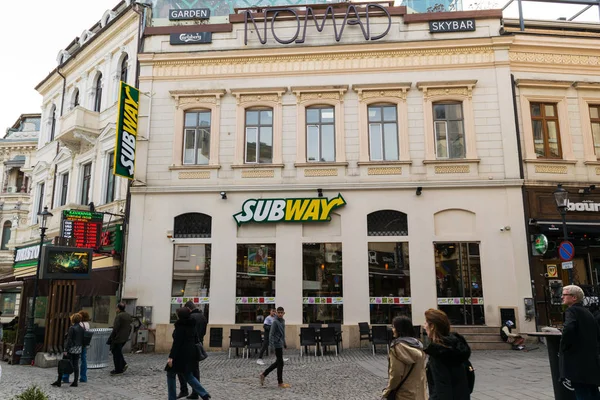 Bucarest, Romania - 16 marzo 2019: Turisti che camminano con il ristorante Subway in via Lipscani nel centro storico di Bucarest, Romania . — Foto Stock