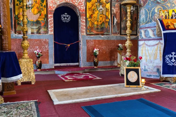 Snagov, Romanya - 30 Mart 2019: Snagov Manastırı'nda bulunan Vlad Tepes (Dracula) mezar taşı.