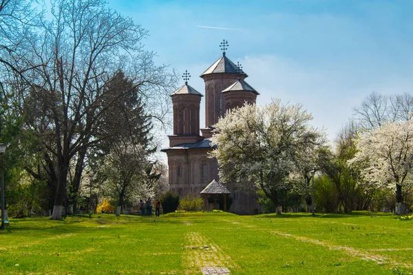 Snagov, Romênia - 30 de março de 2019: Vista do pátio do Mosteiro de Snagov . — Fotografia de Stock