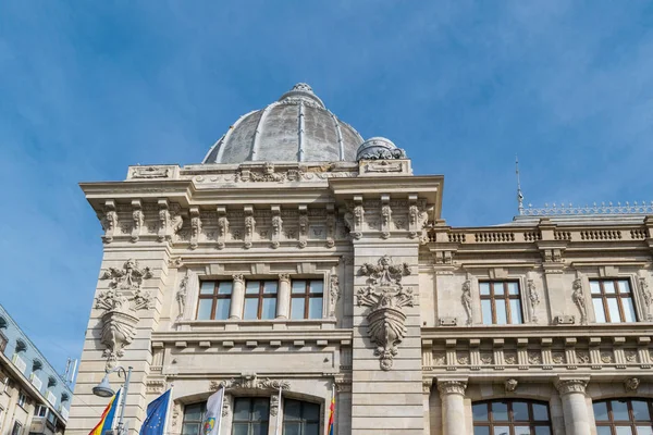 Boekarest, Roemenië-16 maart 2019: Close-up detail van Dome in het Roemenië National History Museum, ook bekend als het Postal Palace. — Stockfoto