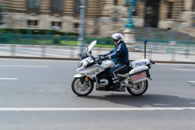 Bükreş, Romanya - 16 Mart 2019: Romen polisi Bükreş'te motosikletsürüyor (hareket bulanıklığı).