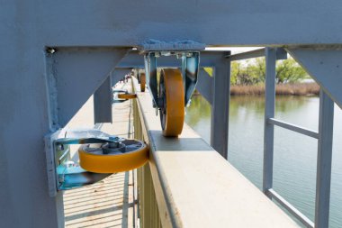 metal yapı üzerinde güçlü silindir jant kılavuzları yakın çekim detay - sürgülü metal iskele dış resmi