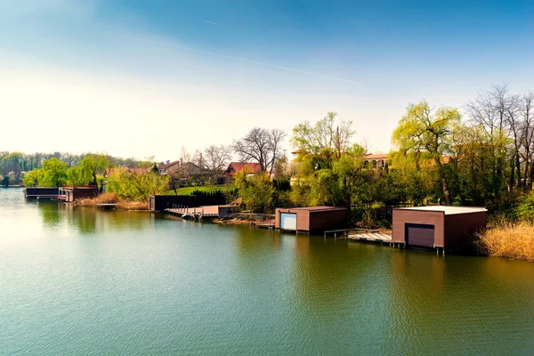 Bootsgaragen und Pontons am Ufer des Snagov-Sees, Rumänien. — Stockfoto