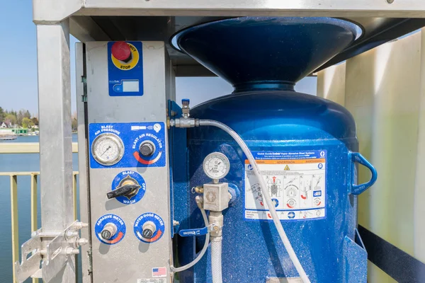 Snagov, Romanya - 30 Mart 2019: Yerel metal köprüden eski boyayı kumlamak için kullanılan Buhar aşındırıcı Blast Sistemi.