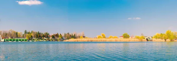 Panorama met meer water, reed Island en Boat peer wit Kopieer ruimte — Stockfoto