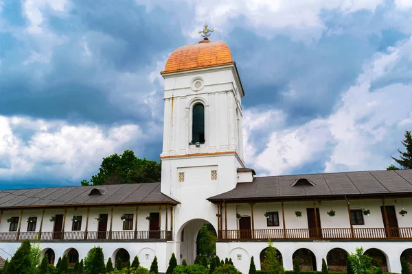 Ilfov, nära Bukarest, Rumänien-april 30, 2019: inträde till ortodoxa Cernica Monastery Courtyard visar Bell Tower Building. — Stockfoto