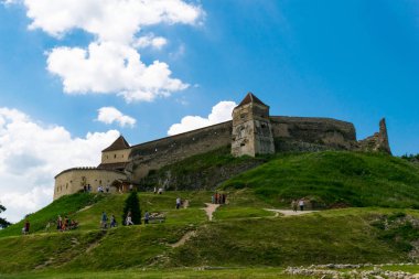 Rasnov, Brasov, Romanya - 15 Haziran 2019: Rasnov Kalesi'ni güzel bir günde ziyaret eden turistler.