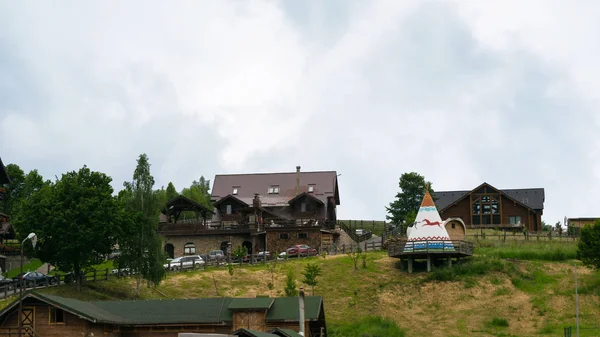 Rasnov, Brasov, Romania - June 16, 2019: View of Maggie 's Ranch complex situated in Rasnov, Brasov . — стоковое фото