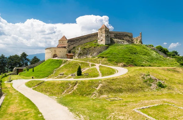 Rasnov, Brasov, Romanya - 15 Haziran 2019: Güzel Rasnov Kalesi mimarisi.