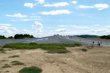 Buzau, Romanya - 29 Haziran 2019: Buzau'daki Çamur Volkanlarını ziyaret eden insanlar, Paclele Mari.