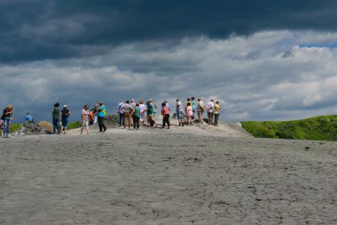 Buzau, Romanya - 29 Haziran 2019: Buzau'daki Çamur Volkanlarını ziyaret eden insanlar ,Paclele Mari.