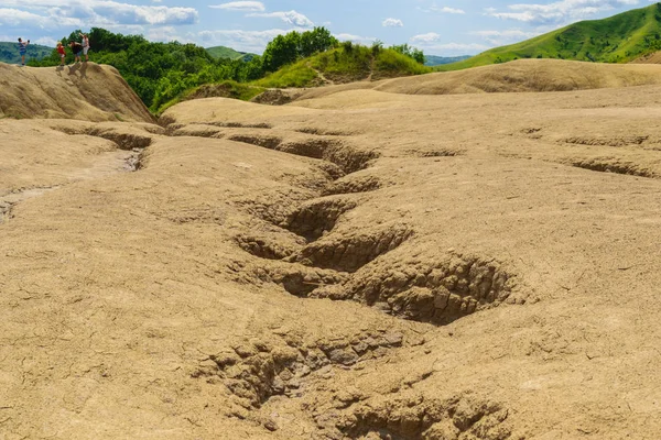 Buzau, Romanya - 29 Haziran 2019: Buzau,Paclele Mari'deki Çamur Volkanları Rezervasyonu'nda eğlenenler.
