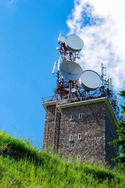 büyük kablosuz iletişim antenleri hizmet binasının üstüne monte edildi