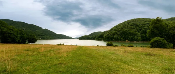 Romanya 'nın Arges kentindeki Vidraru Baraj Gölü panoramik görünümü.