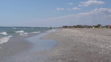 Corbu, Constanta, Romanya - 18 Ağustos 2019: Romanya 'nın Köstence kentinde son vahşi plajda dinlenen turistler.