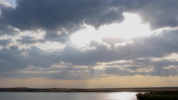 Bewolkt Tafereel Met Zonnestralen Die Wolken Boven Een Meer Verlaten — Stockvideo