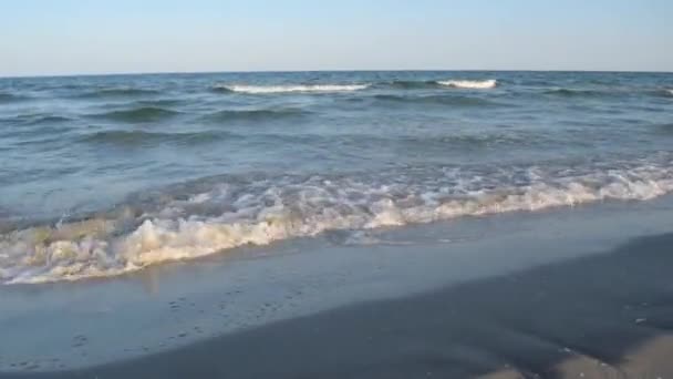 Mer Noire vagues écrasant sur la plage de sable 