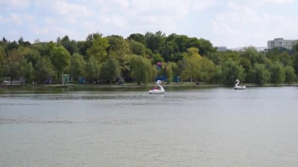 Lago Titán Bucarest Rumania Septiembre 2019 Personas Disfrutando Día Parque — Vídeos de Stock