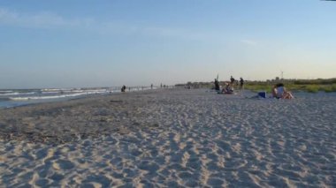 Corbu, Constanta, Romanya - 14 Ağustos 2019: Romanya 'nın Köstence kentinde son vahşi plajda dinlenen turistler.