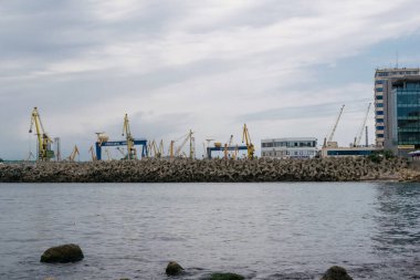 Köstence, Romanya - 14 Ağustos 2019: Köstence Tersanesi vinçleri ve limanı, Romanya
