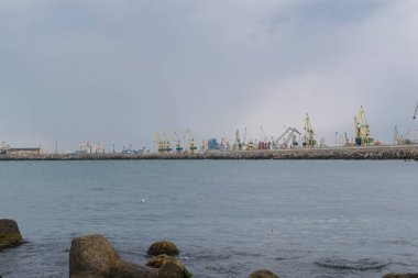 Köstence, Romanya - 14 Ağustos 2019: Köstence Tersanesi vinçleri ve limanı, Romanya