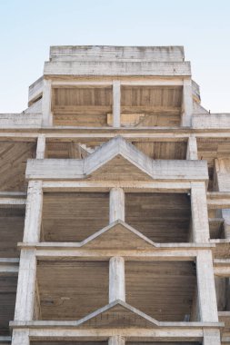 Tamamlanmamış büyük bir beton yapı.