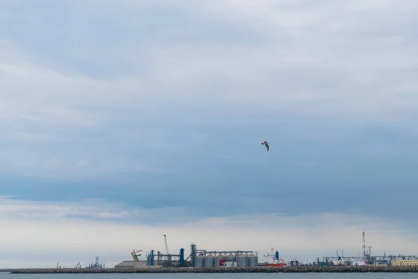 Köstence, Romanya - 14 Ağustos 2019: Köstence Tersanesi vinçleri ve limanı, Romanya