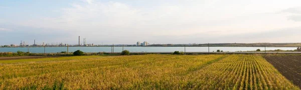Constanta, Romanya - 16 Ağustos 2019: Arka planda Navodari Petromidia Rafineri ile Corbu Gölü 'nün panoramik manzarası