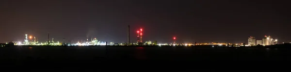 Nachtansicht Von Gebäuden Türmen Und Rohren Der Ölraffinerie — Stockfoto
