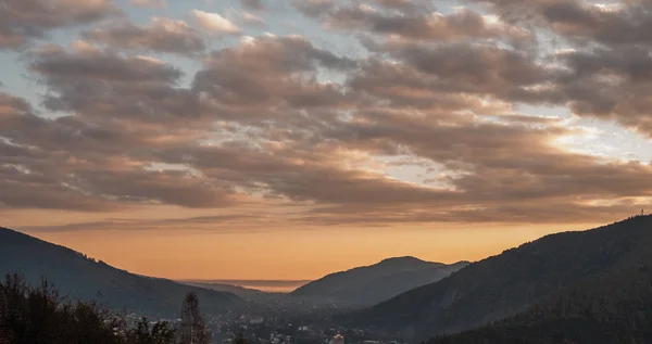 Dağlarda harika gün batımı. Sunset Karpatlar Panoraması. Bir şaşırtıcı.