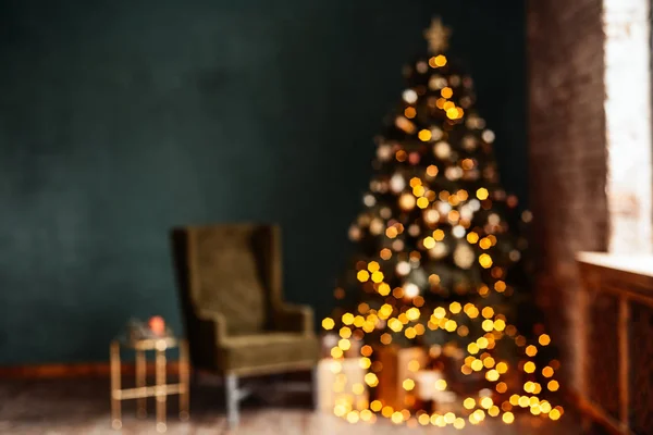 Yeni yıl arka plan. Noel odası iç. Işık, hediyeler, mumlar ve sıcak iç aydınlatma. Hediyeler ile Noel ağacı yakınındaki bir tabloyla bir koltuk
