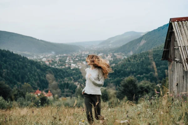 Chica Feliz Corriendo Aire Libre Las Montañas Pelo Desarrolla —  Fotos de Stock