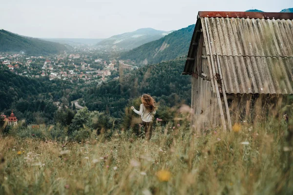 Chica Corre Por Calle Fondo Las Montañas Cerca Vieja Choza —  Fotos de Stock