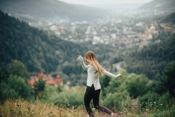 Diviértete Pasando Tiempo Una Joven Corriendo Por Fondo Las Montañas —  Fotos de Stock