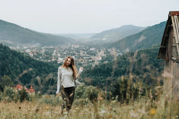 Feliz Chica Joven Divierte Fondo Las Montañas Aire Libre —  Fotos de Stock