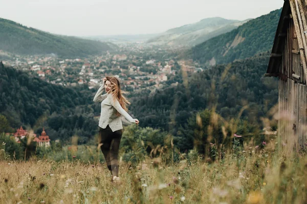Mutlu genç kız açık havada dağ vadisinde çalıştırırken gülümseyen
