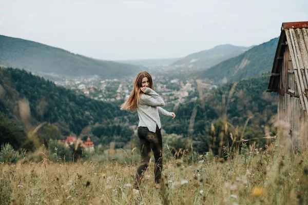 Atractiva Joven Mujer Sonriendo Mientras Corre Por Valle Las Montañas —  Fotos de Stock