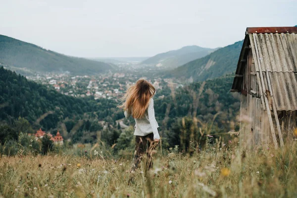 Girl Having Fun Open Air Background Mountains — Stock Photo, Image