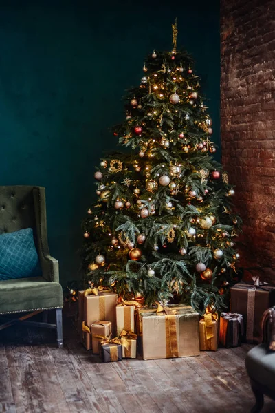 Çatı katı tarzında lüks Noel iç.