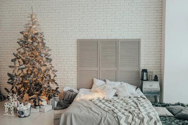 Modern ışık yatak odası. Sıcak ışık ve hediyeler ile Noel ağacı