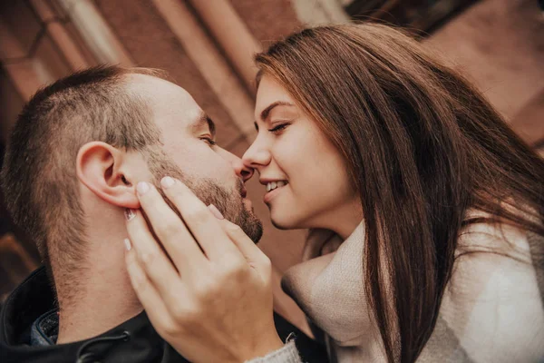 Liebespaar Wird Sich Jetzt Küssen — Stockfoto