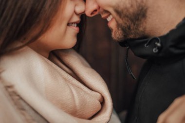 Birbirimizi ve gülümseme sevgi dolu çift bakmak