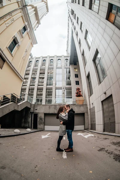 Pareja Cariñosa Abrazándose Parándose Entre Edificios Altos — Foto de Stock