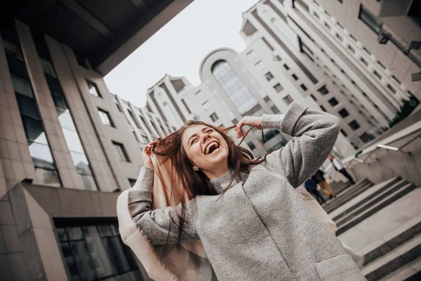 Genç kız şehirde eğleniyor