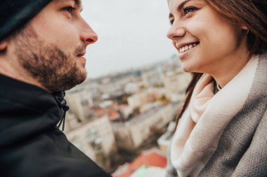 Sevgi dolu çift birbirlerine şehrin arka planı arıyorum